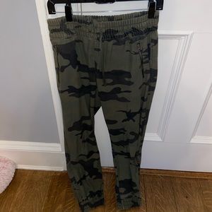 ARITZIA TNA Alix Pant in Green Camo size small